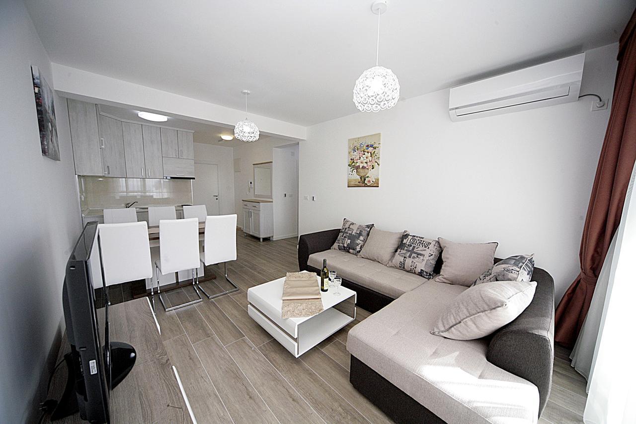 Sea Star Apartment Dobra Voda Exterior foto